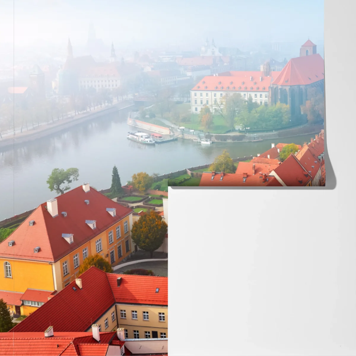 Fototapeta mglista panorama europejskiego miasta z czerwonymi dachami Fototapeta mglista panorama europejskiego miasta z czerwonymi dachami