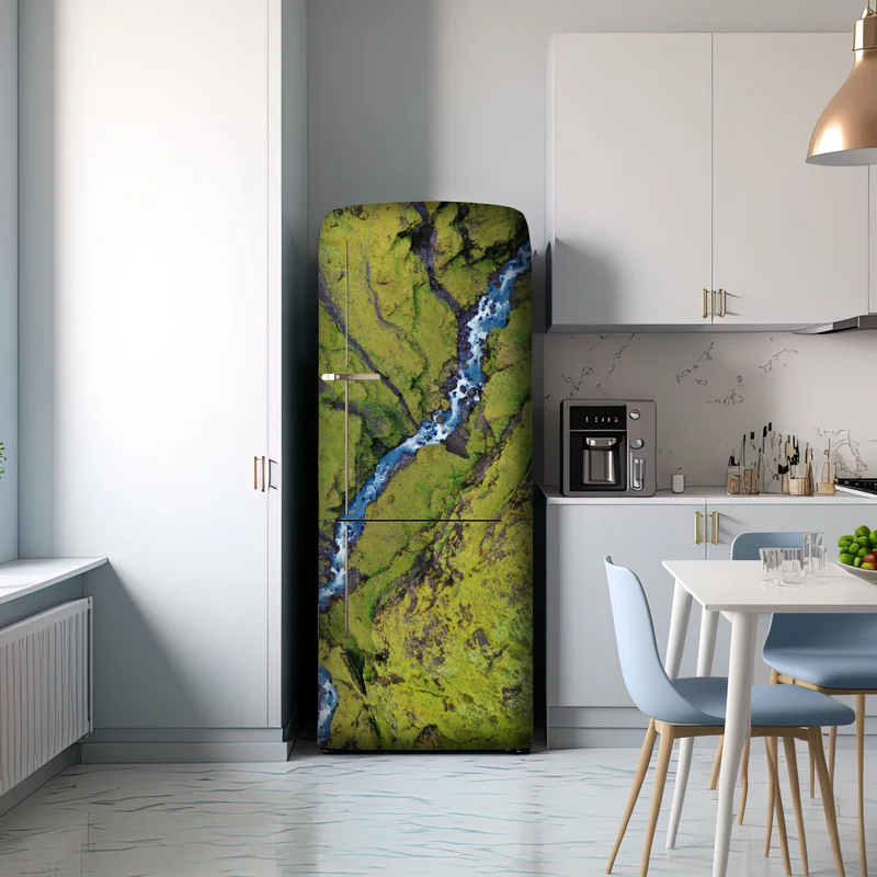 Kühlschrankaufkleber luftaufnahme: fluss in moosbedeckter schlucht Kühlschrankaufkleber luftaufnahme: fluss in moosbedeckter schlucht