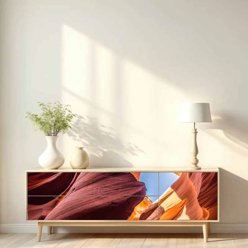 Repositionierbarer Aufkleber sonnenbeschienene schlucht mit sandsteinformationen