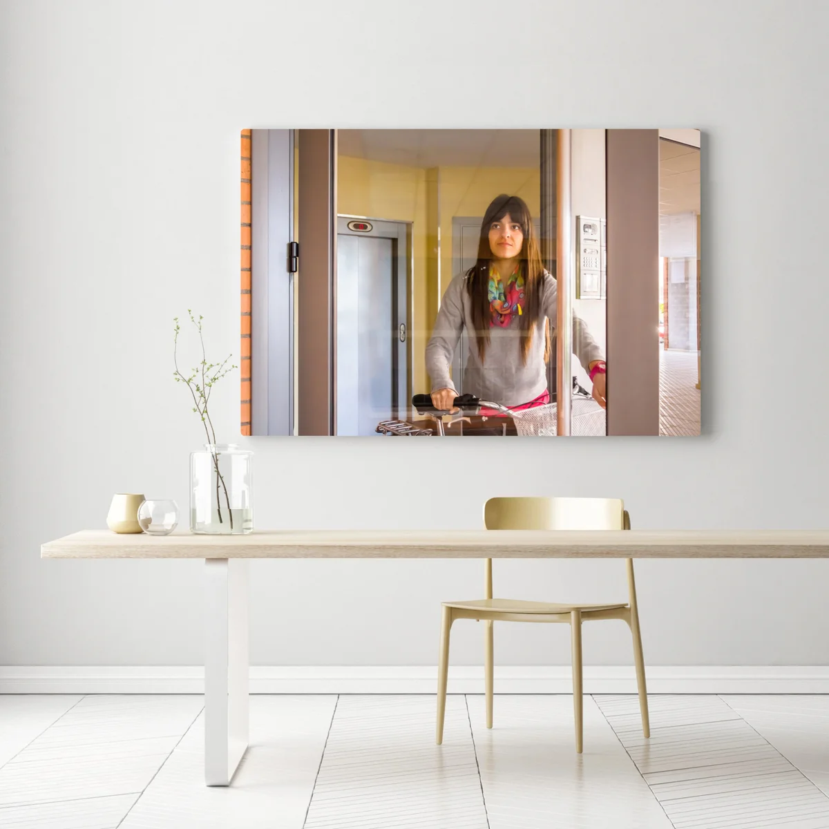 Leinwandbild Mädchen mit Fixie-Fahrrad öffnet Glastür zum Ausgang • Leinwandbilder bei Wallnifity® Leinwandbild Mädchen mit Fixie-Fahrrad öffnet Glastür zum Ausgang • Leinwandbilder bei Wallnifity®