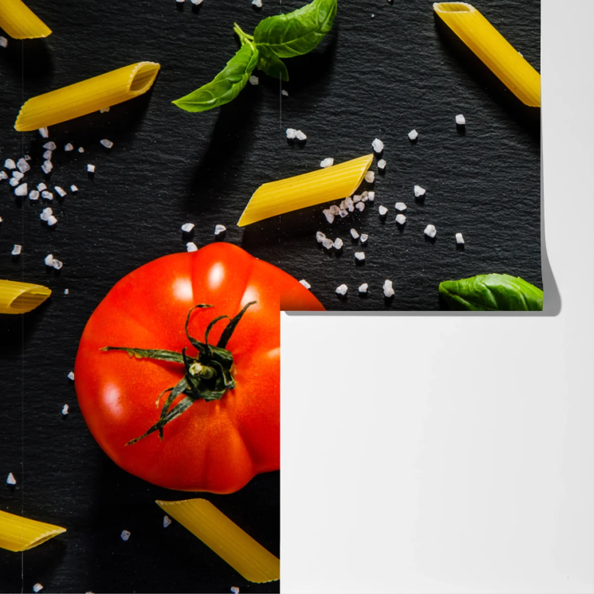 Fototapete tomaten und penne auf schwarzem schiefer Fototapete tomaten und penne auf schwarzem schiefer