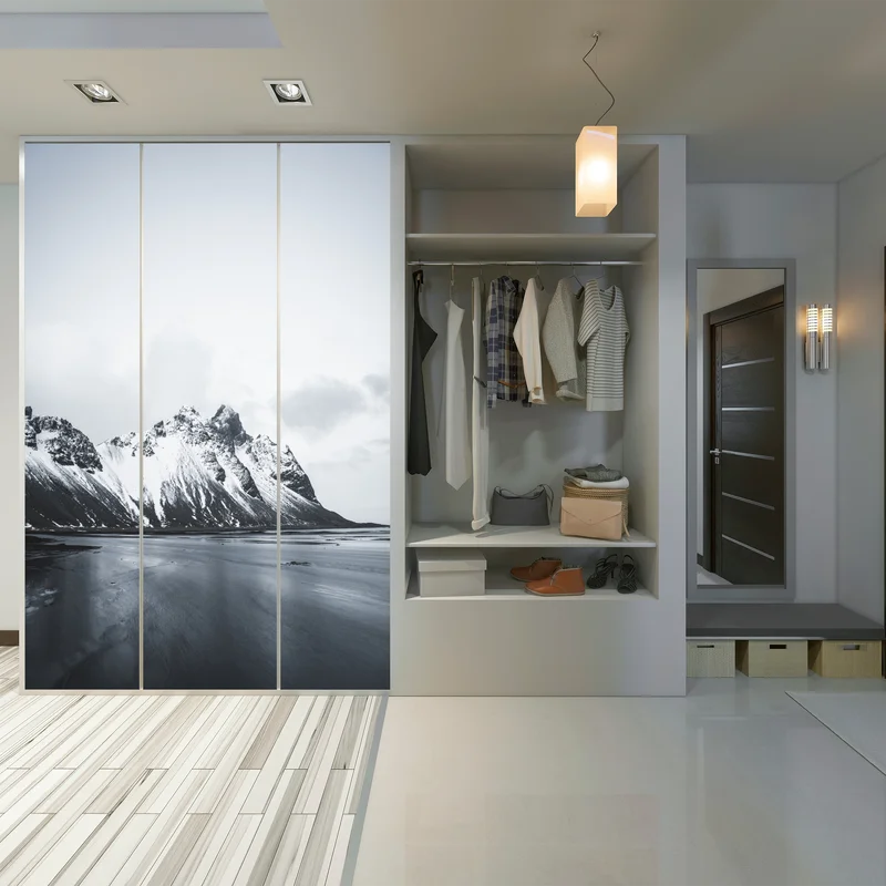 Schrankaufkleber ruhige schneebedeckte berglandschaft am meer