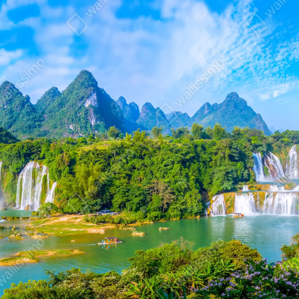 Fensteraufkleber üppige panoramaansicht eines wasserfalls mit karstbergen Fensteraufkleber üppige panoramaansicht eines wasserfalls mit karstbergen