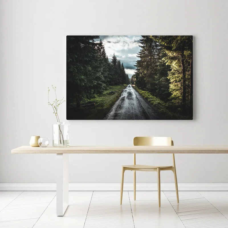 Leinwandbild waldweg durch neblige kiefern Leinwandbild waldweg durch neblige kiefern