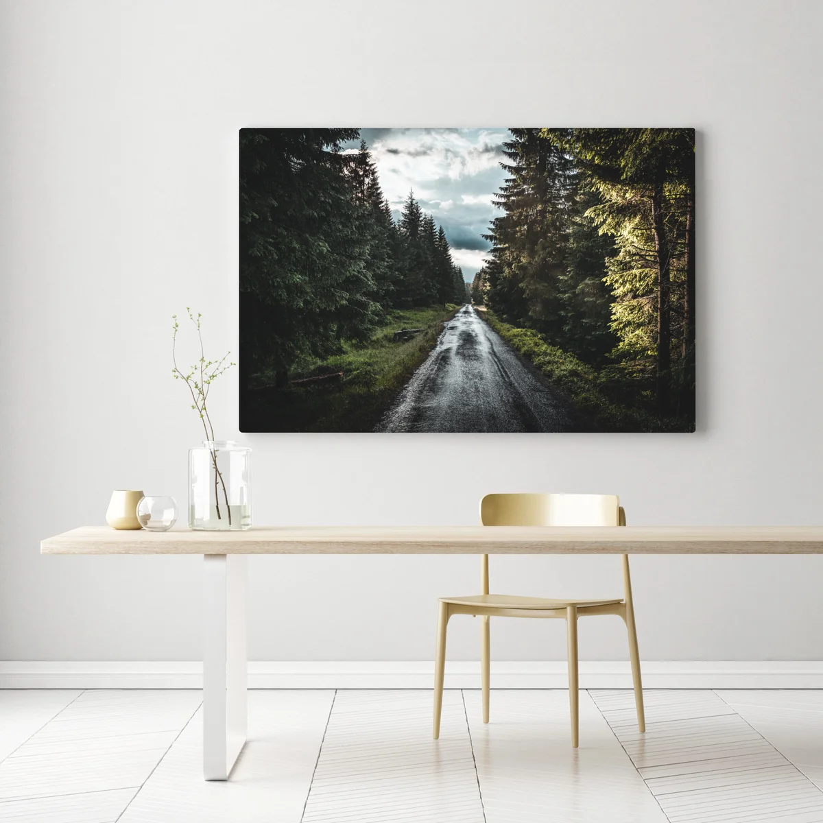 Leinwandbild waldweg durch neblige kiefern Leinwandbild waldweg durch neblige kiefern