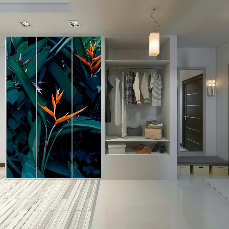 Schrankaufkleber leuchtende strelitzie vor tiefgrünen blättern