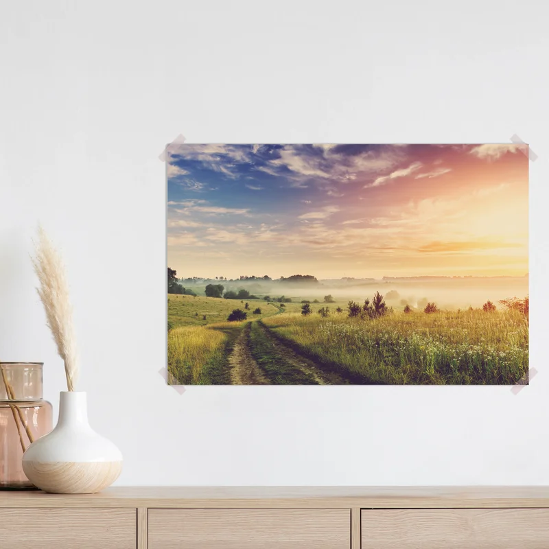 Poster nebeliger sonnenaufgang über einer ländlichen wiese Poster nebeliger sonnenaufgang über einer ländlichen wiese