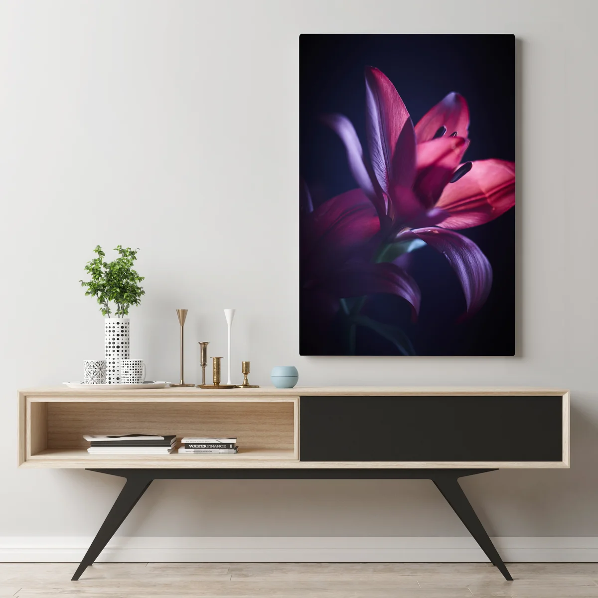 Leinwandbild rote lilie im halbdunkel Leinwandbild rote lilie im halbdunkel
