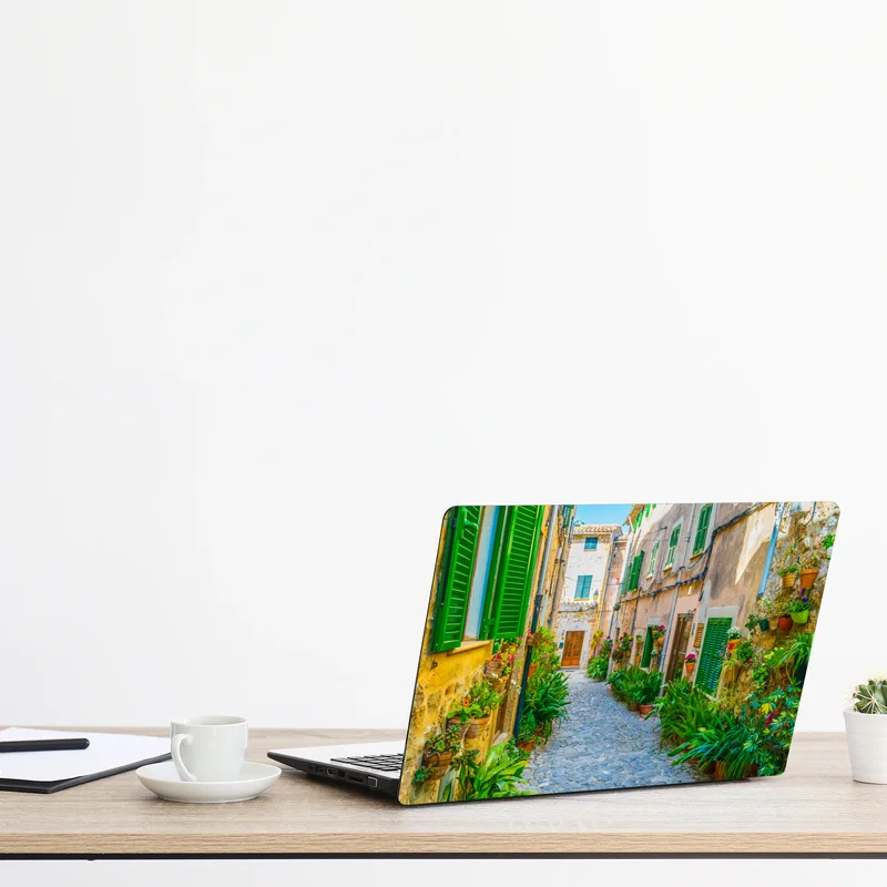 Laptop-Aufkleber sonnige gasse mit grünen fensterläden