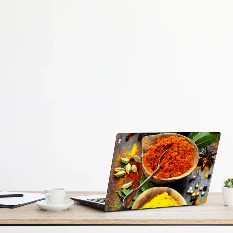 Naklejka na laptopa żywe przyprawy i zioła na drewnie