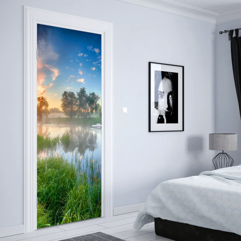 Türaufkleber nebel bei sonnenaufgang am flussufer