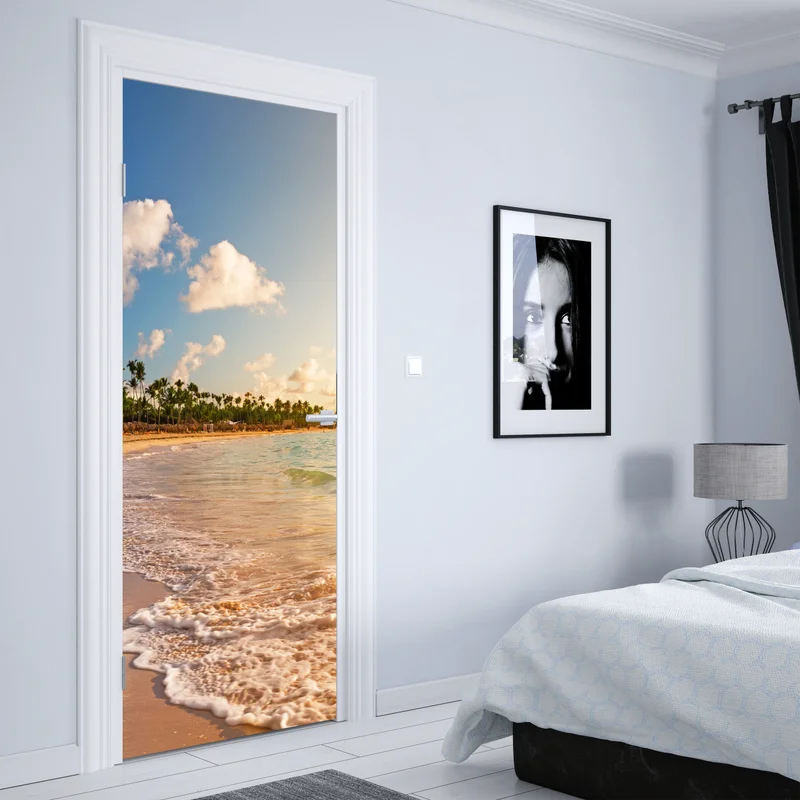 Türaufkleber tropischer sonnenuntergang am strand mit palmensilhouetten