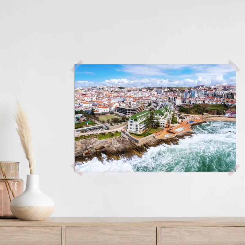 Poster luftaufnahme einer küstenstadt mit tosenden wellen Poster luftaufnahme einer küstenstadt mit tosenden wellen