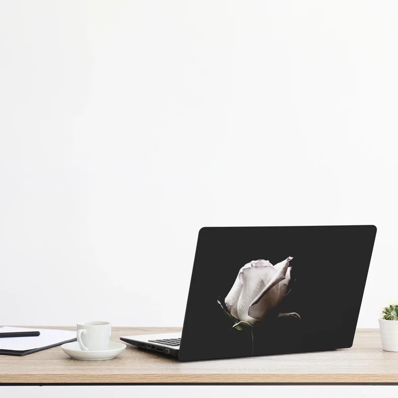 Naklejka na laptopa biały róż na czarnym tle Naklejka na laptopa biały róż na czarnym tle