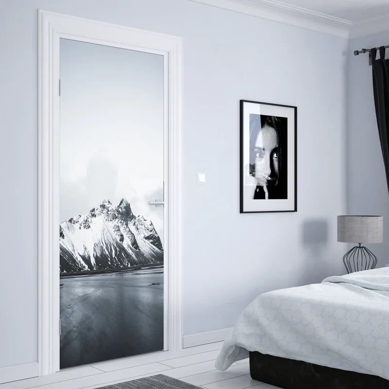 Türaufkleber ruhige schneebedeckte berglandschaft am meer