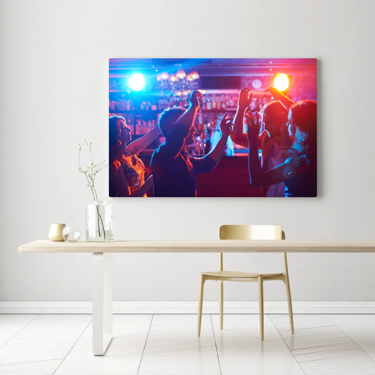 Leinwandbild Freunde tanzen auf Party • Leinwandbilder bei Wallnifity® Leinwandbild Freunde tanzen auf Party • Leinwandbilder bei Wallnifity®