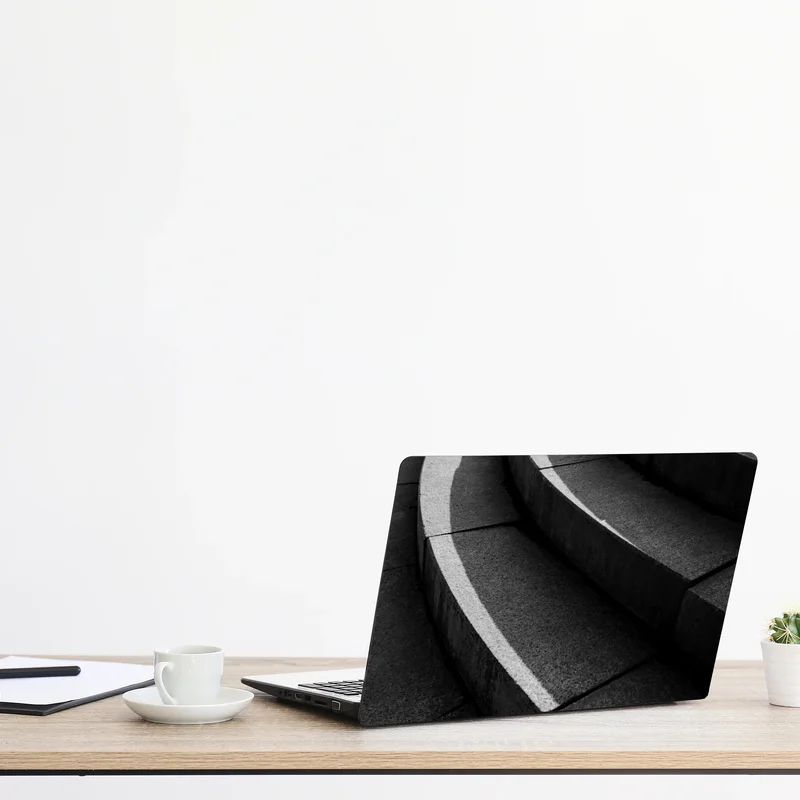 Laptop-Aufkleber geschwungene betontreppe im schatten