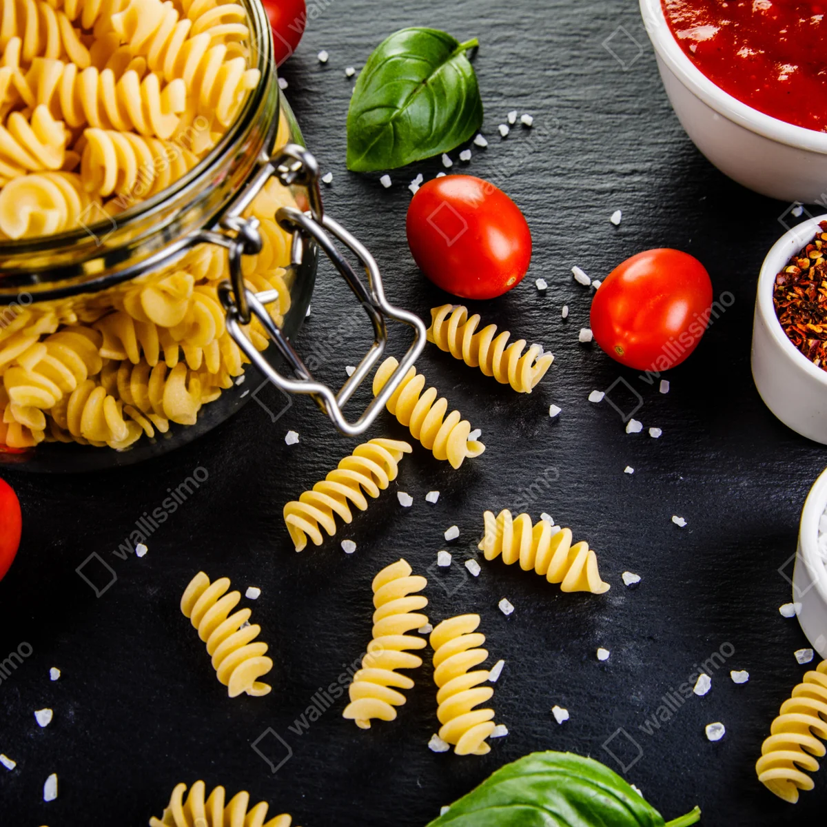 Repositionierbarer Aufkleber pasta zutaten arrangiert mit tomaten und basilikum Repositionierbarer Aufkleber pasta zutaten arrangiert mit tomaten und basilikum