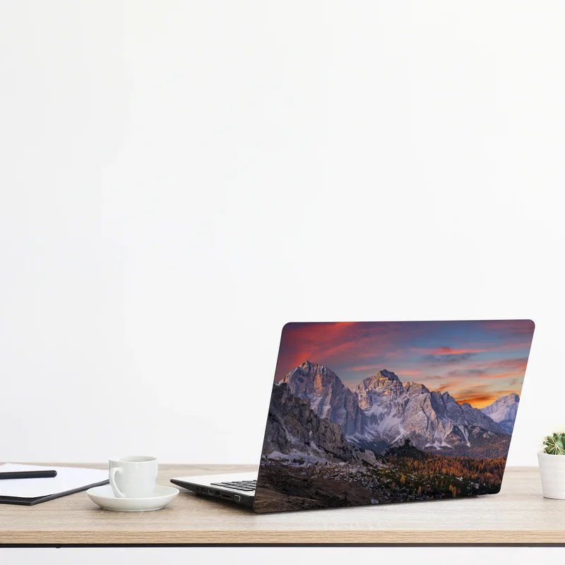 Naklejka na laptopa majestatyczny jesienny zachód w górach