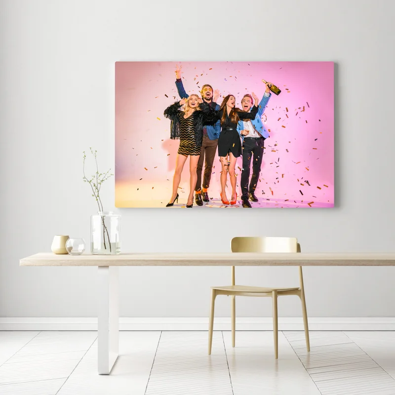 Leinwandbild Freunde feiern mit Konfetti • Leinwandbilder bei Wallnifity® Leinwandbild Freunde feiern mit Konfetti • Leinwandbilder bei Wallnifity®