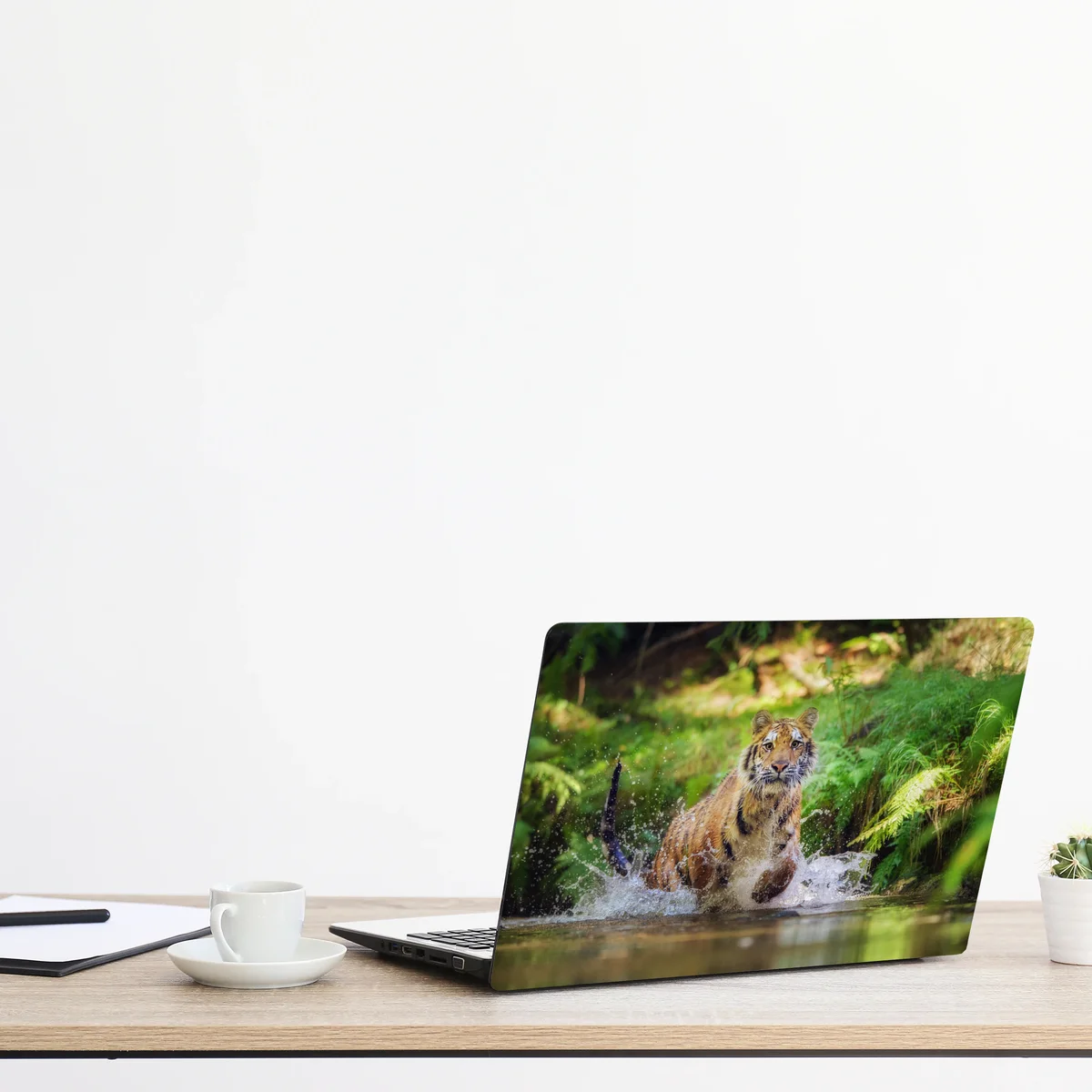 Laptop-Aufkleber majestätischer tiger im waldbach Laptop-Aufkleber majestätischer tiger im waldbach