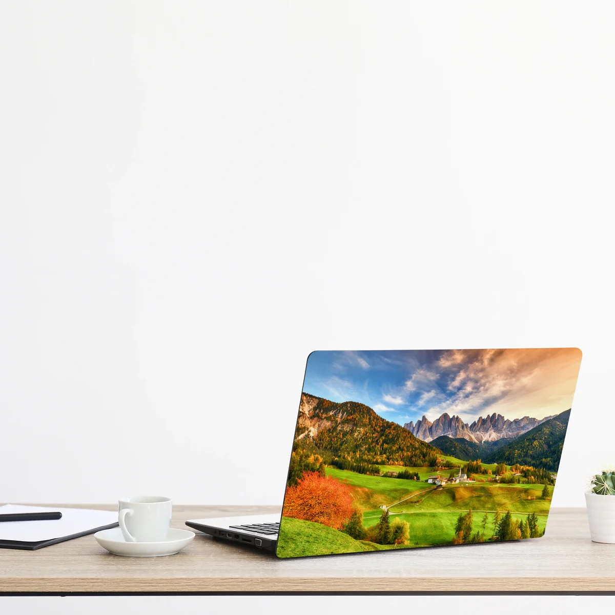 Naklejka na laptopa jesienny zachód słońca nad Santa Maddalena, Dolomity Naklejka na laptopa jesienny zachód słońca nad Santa Maddalena, Dolomity