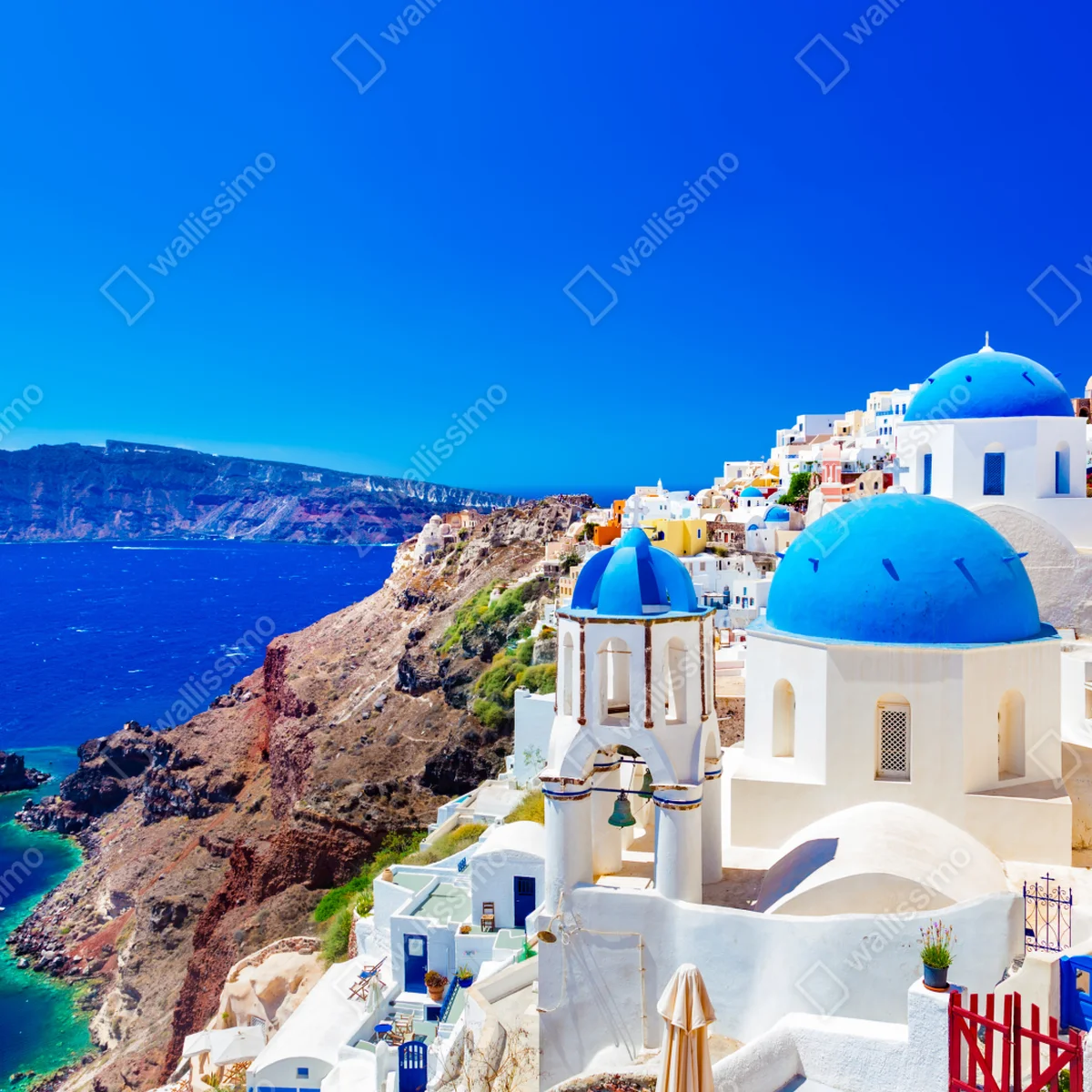 Schrankaufkleber Santorini blaue kuppeln über dem Ägäischen Meer Schrankaufkleber Santorini blaue kuppeln über dem Ägäischen Meer