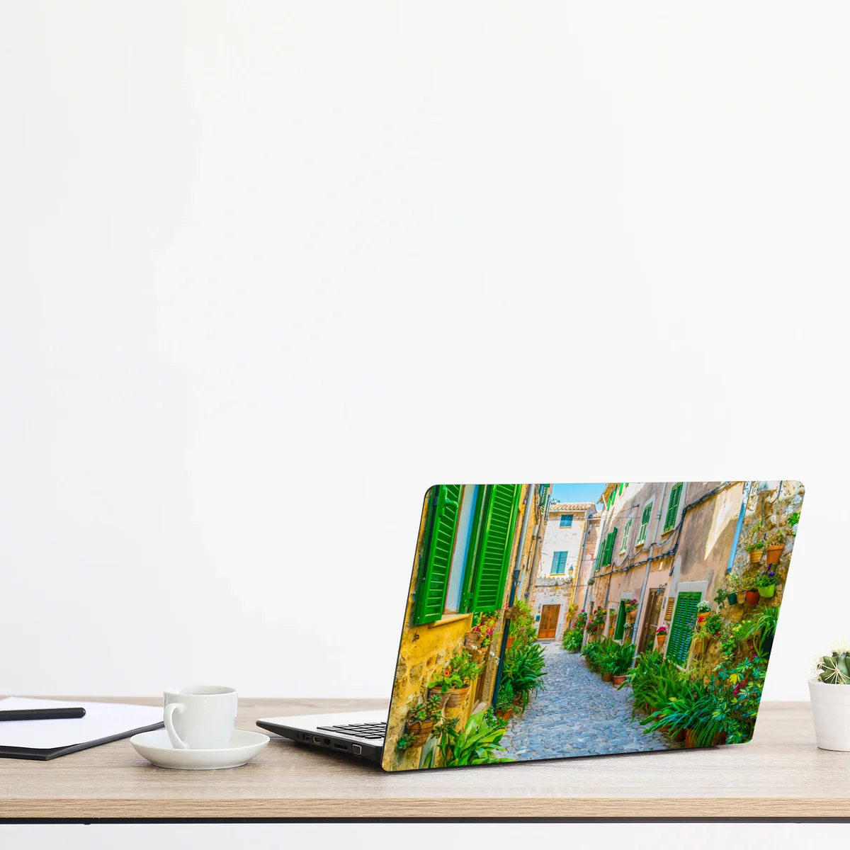 Naklejka na laptopa słoneczna uliczka z zielonymi okiennicami Naklejka na laptopa słoneczna uliczka z zielonymi okiennicami