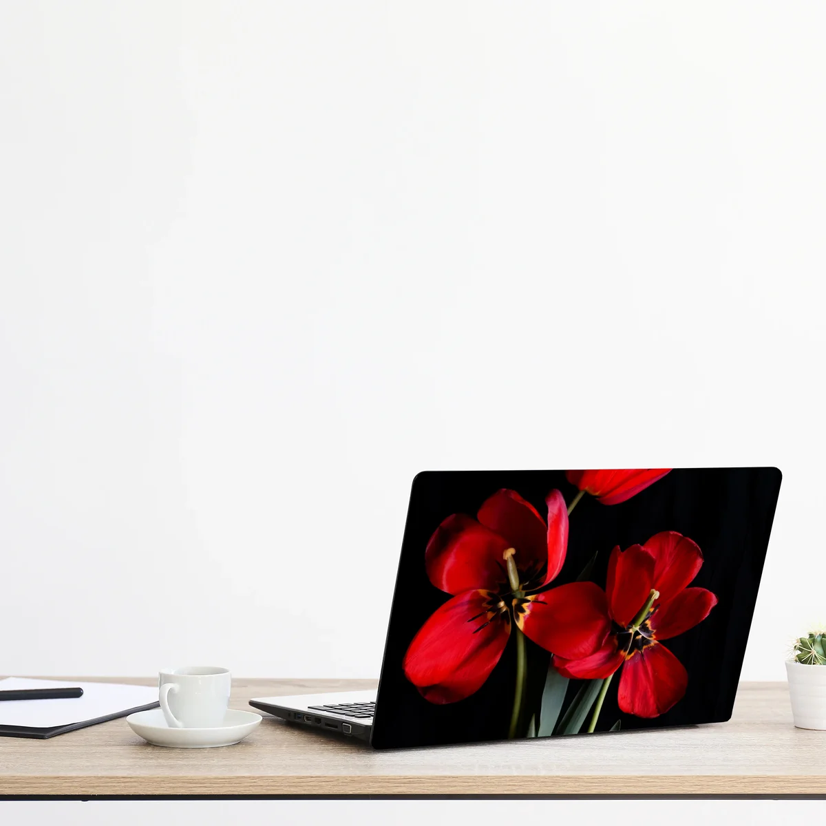 Laptop-Aufkleber drei rote tulpen vor schwarzem hintergrund Laptop-Aufkleber drei rote tulpen vor schwarzem hintergrund