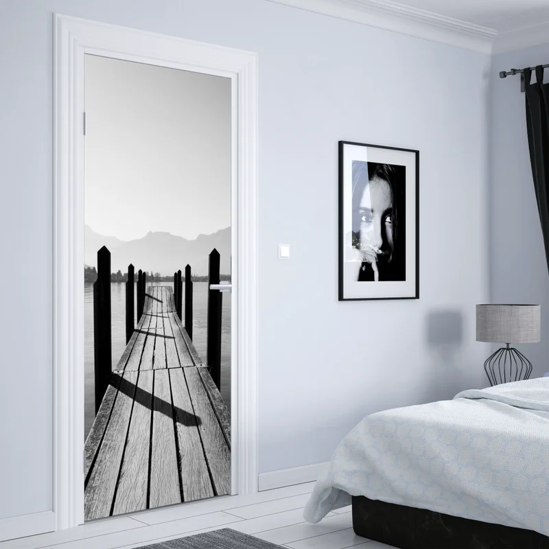 Türaufkleber ruhiger steg am see in schwarzweiß Türaufkleber ruhiger steg am see in schwarzweiß