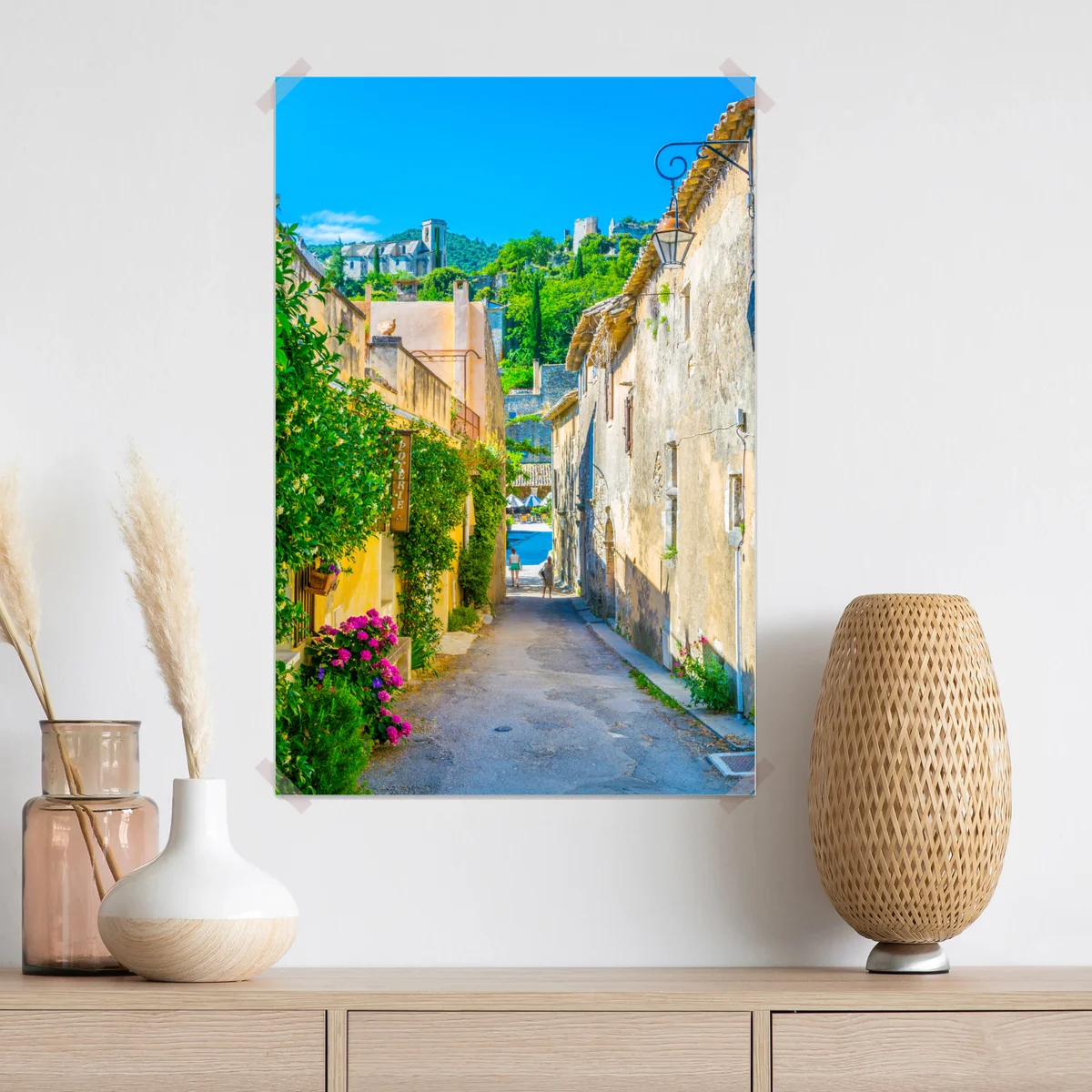 Poster sonnenbeschienene gasse in einem mediterranen dorf Poster sonnenbeschienene gasse in einem mediterranen dorf