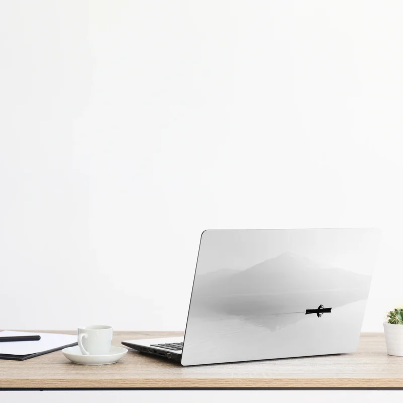 Naklejka na laptopa samotny wioślarz na mglistym jeziorze