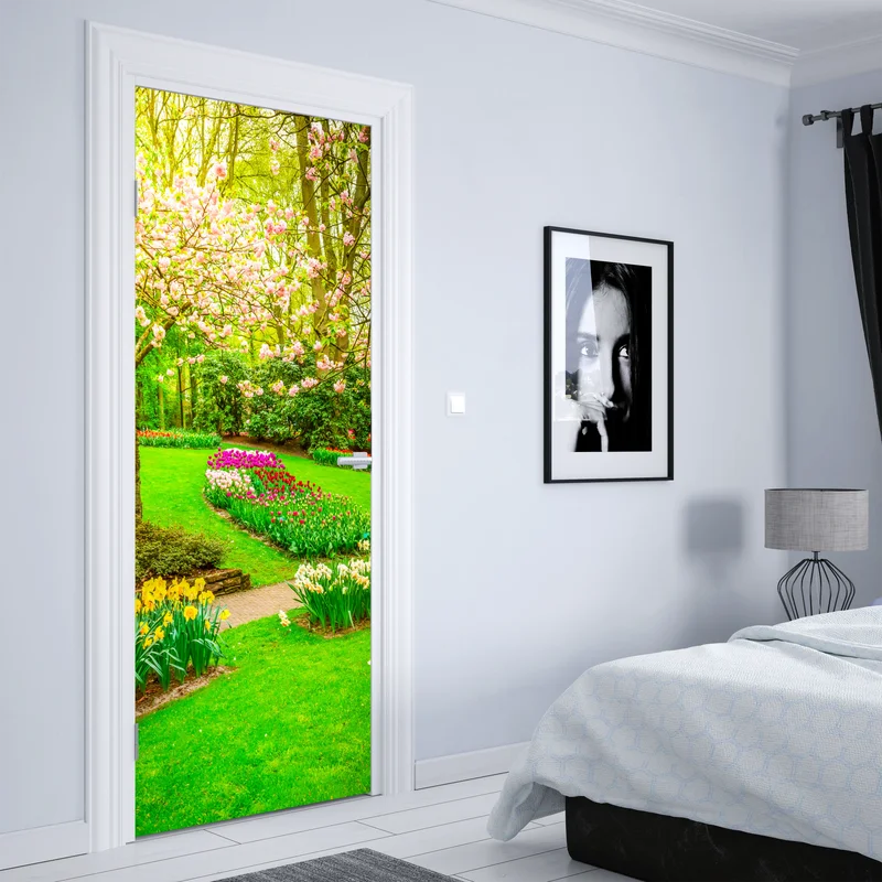 Türaufkleber frühlingsgarten in blüte: tulpen und kirschblüten Türaufkleber frühlingsgarten in blüte: tulpen und kirschblüten