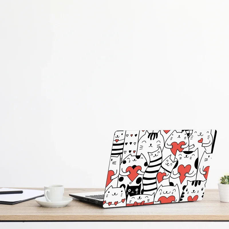 Naklejka na laptopa urocze koty z sercami wzór