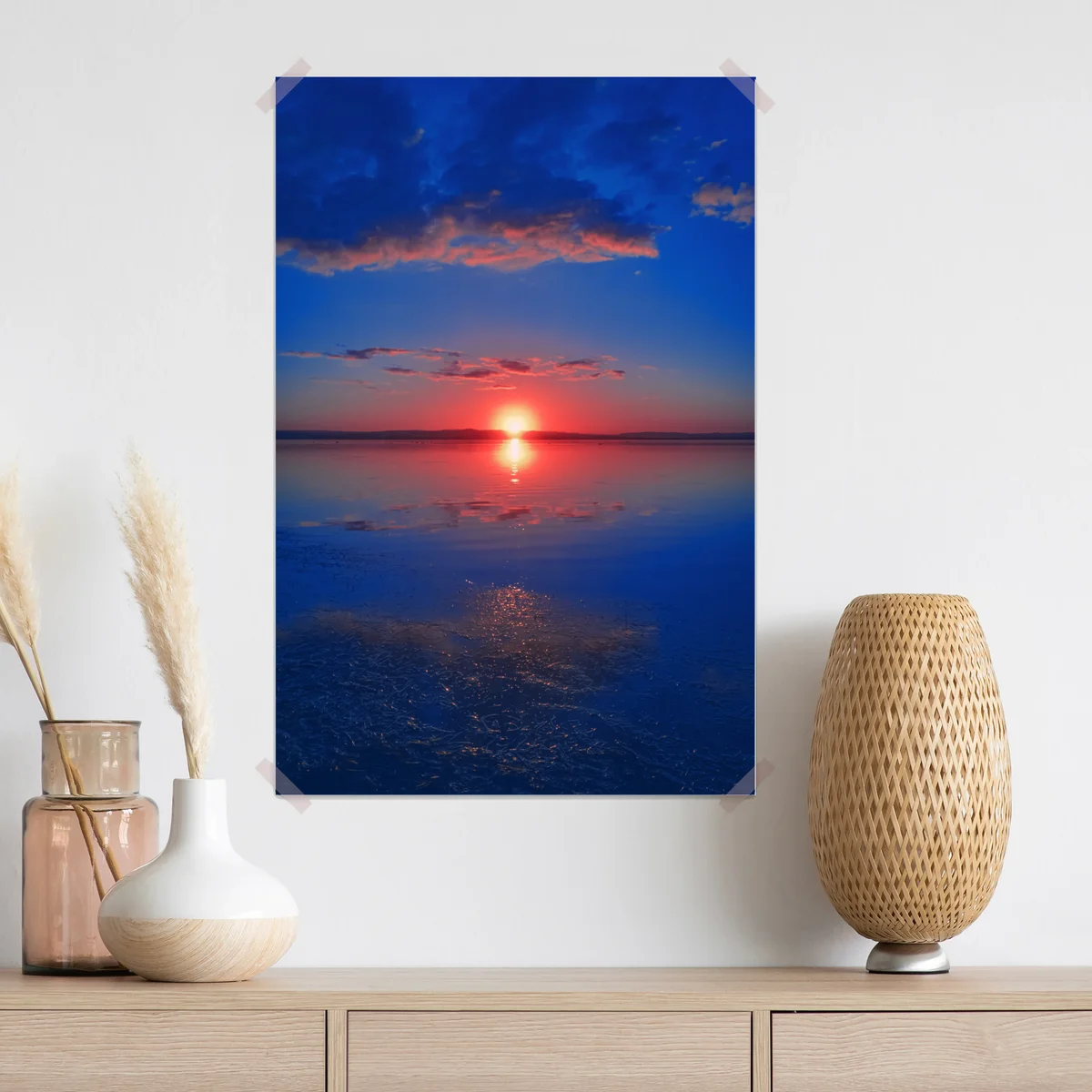 Poster sonnenuntergang über ruhigem meer mit lebendiger spiegelung Poster sonnenuntergang über ruhigem meer mit lebendiger spiegelung