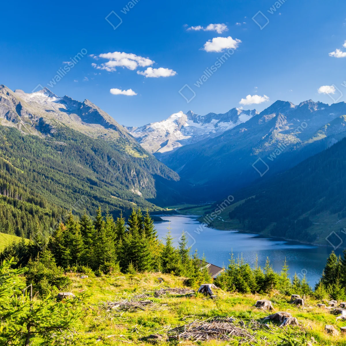 Repositionierbarer Aufkleber ruhiges tal mit alpensee Repositionierbarer Aufkleber ruhiges tal mit alpensee