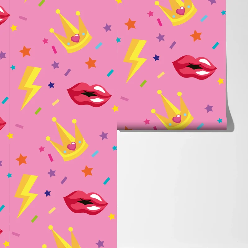 Fototapete verspieltes prinzessinnenmuster mit kronen und lippen Fototapete verspieltes prinzessinnenmuster mit kronen und lippen