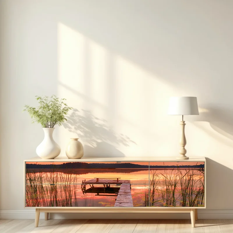 Repositionierbarer Aufkleber sonnenaufgang über ruhigem see mit steg