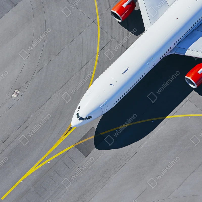 Leinwandbild luftaufnahme eines flugzeugs auf dem rollfeld Leinwandbild luftaufnahme eines flugzeugs auf dem rollfeld