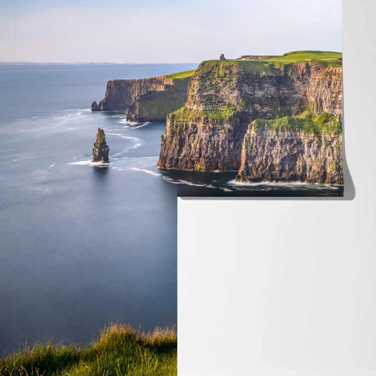 Fototapete majestätische küstenklippen über tiefblauem meer Fototapete majestätische küstenklippen über tiefblauem meer