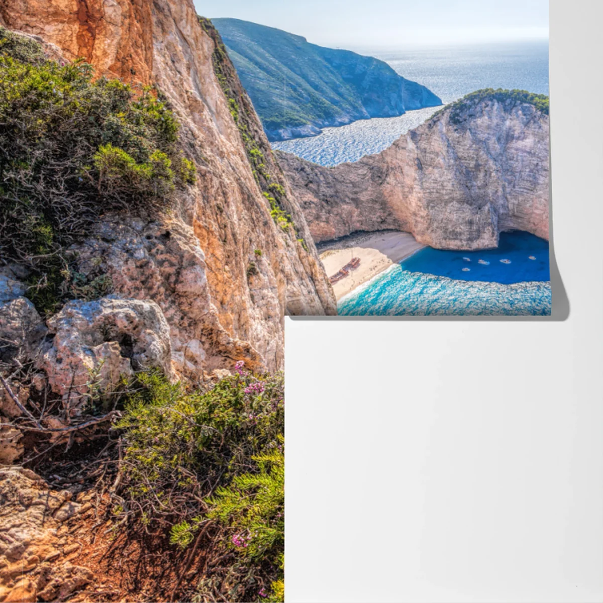 Fototapete Navagio strand sonnenuntergang mit türkisblauem meer und wildblumen Fototapete Navagio strand sonnenuntergang mit türkisblauem meer und wildblumen