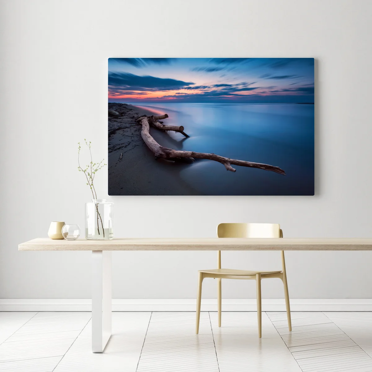 Leinwandbild treibholz bei dämmerung am ruhigen strand Leinwandbild treibholz bei dämmerung am ruhigen strand