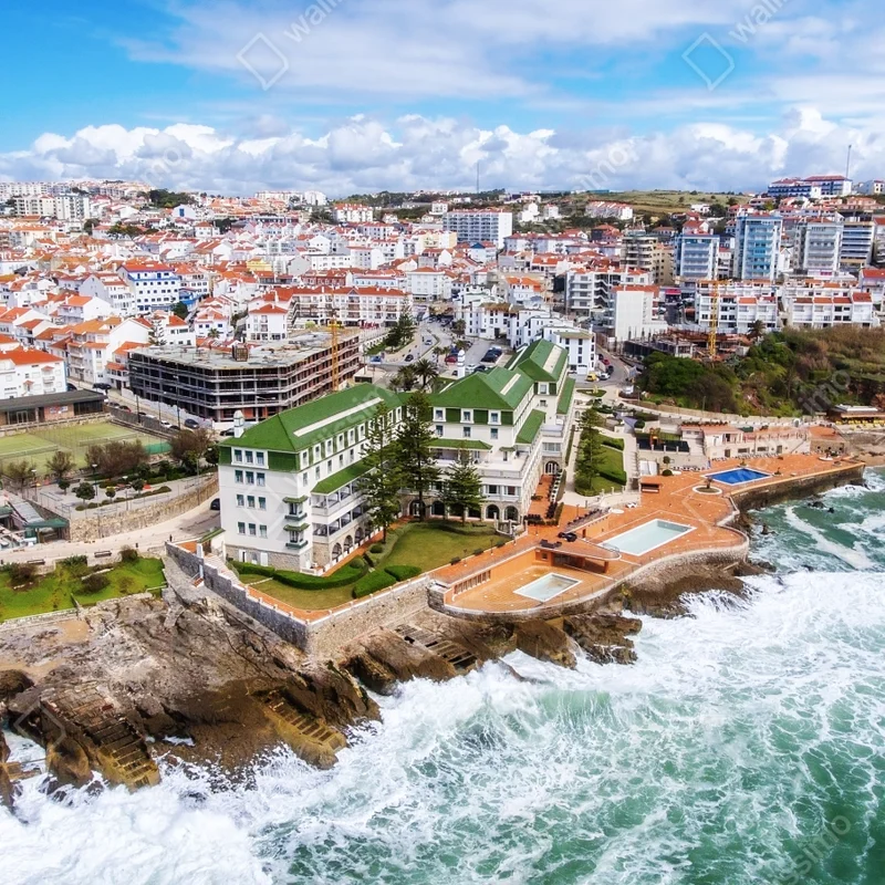 Naklejka na laptopa widok z lotu ptaka na nadmorskie miasteczko z falami Naklejka na laptopa widok z lotu ptaka na nadmorskie miasteczko z falami