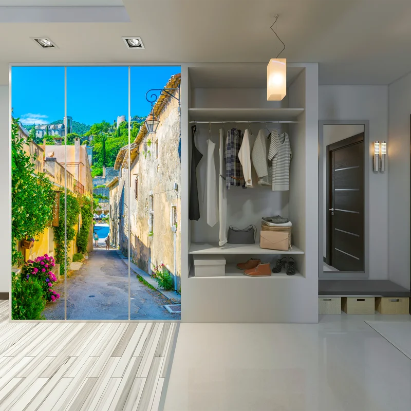 Schrankaufkleber sonnenbeschienene gasse in einem mediterranen dorf