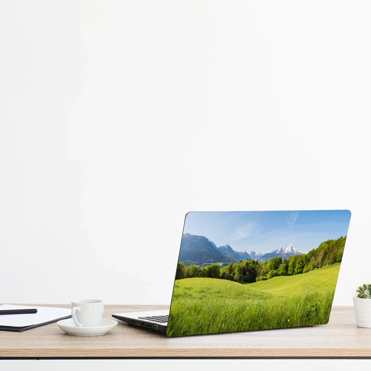 Naklejka na laptopa spokojna alpejska łąka w panoramie Naklejka na laptopa spokojna alpejska łąka w panoramie