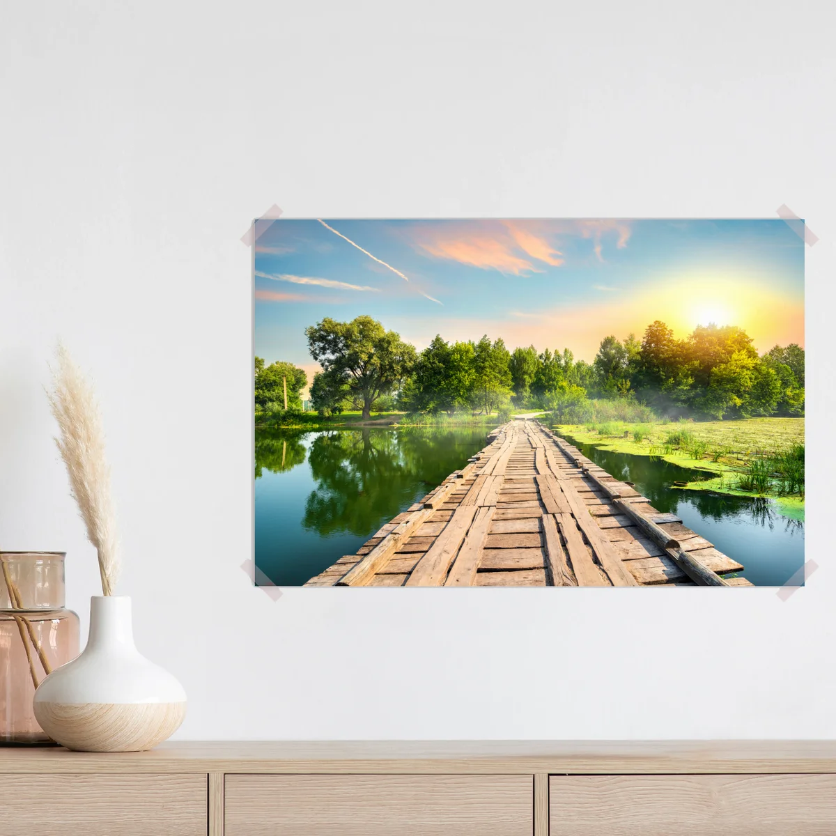 Poster sonnige hölzerne brücke über ruhigen see Poster sonnige hölzerne brücke über ruhigen see