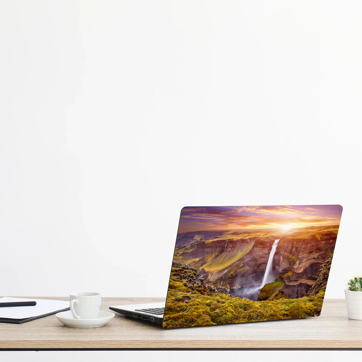 Laptop-Aufkleber Haifoss wasserfall bei sonnenuntergang Laptop-Aufkleber Haifoss wasserfall bei sonnenuntergang