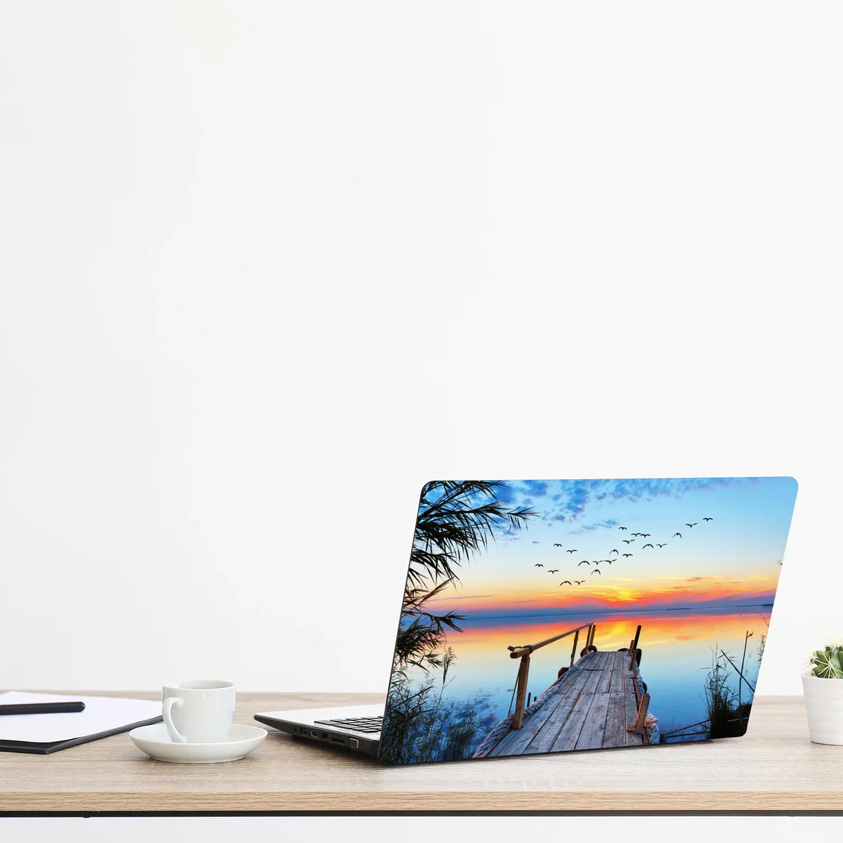 Laptop-Aufkleber steg bei sonnenuntergang über ruhigem see Laptop-Aufkleber steg bei sonnenuntergang über ruhigem see