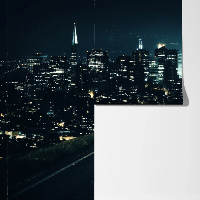 Fototapete straße zur beleuchteten stadtsilhouette bei nacht Fototapete straße zur beleuchteten stadtsilhouette bei nacht