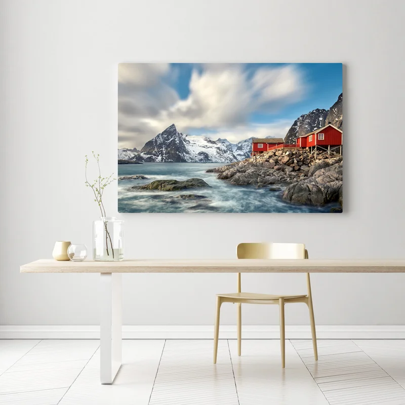 Leinwandbild rote hütten an verschneiten küstenbergen Leinwandbild rote hütten an verschneiten küstenbergen